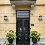 V - Petit Bed & Breakfast 3*