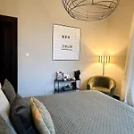 V - Petit לינה וארוחת בוקר