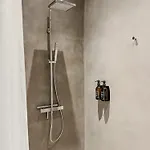 V - Petit לינה וארוחת בוקר 3*