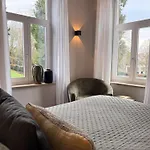 V - Petit לינה וארוחת בוקר 3*