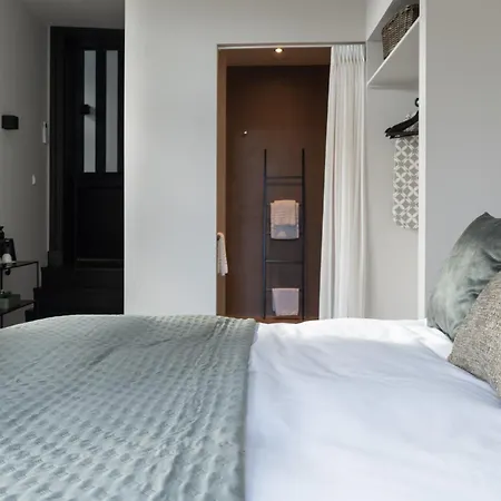 V Petit Bed & Breakfast *
