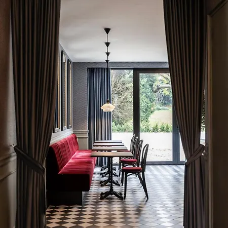 V - Luxe Couette-café