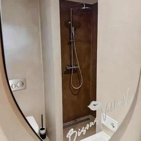 V - Luxe Couette-café